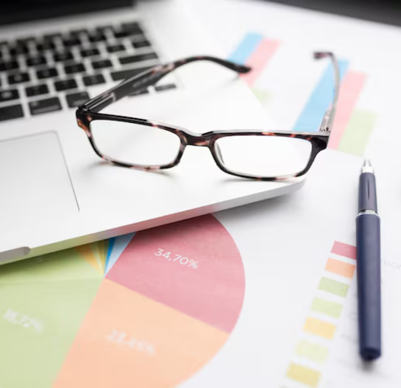 gafas-encima-de-portatil-para-servicios-de-david-leon-en-motril-granada Foto Gafas encima de Portatil para Servicios de David Leon en Motril (Granada)