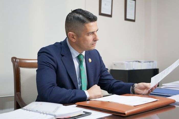 Jurisleg Abogados prepara una iniciativa legislativa popular para que se prohíba a los bancos vender seguros