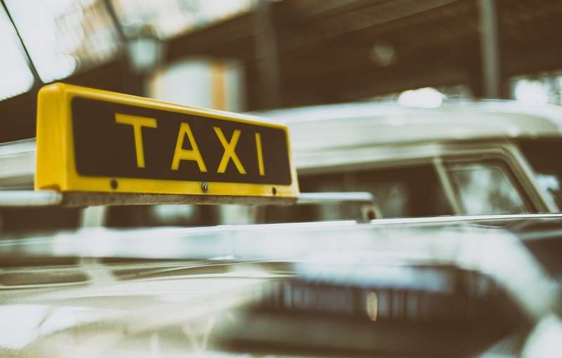 El sector del taxi protesta contra las tarifas de sus seguros