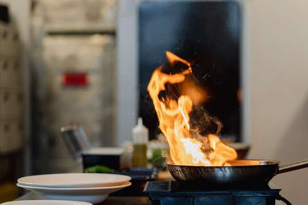 AXA advierte de que las sartenes provocan el 17% de los incendios en los hogares en Navidad